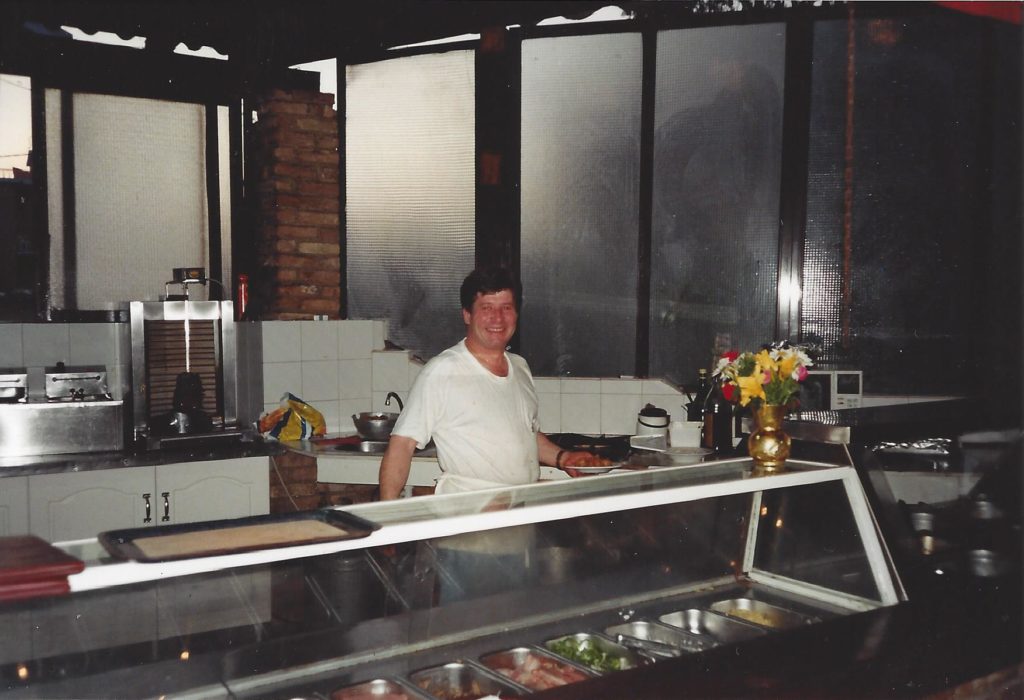 Juin 1996 – Image 1: Thanasis, le cuisinier dans son royaume.