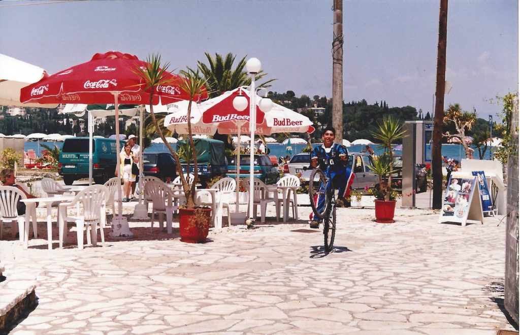 Καλοκαίρι 1999 – Ο Eric κάνει κόλπα με το ποδήλατό του μπροστά από την Ιλιάδα